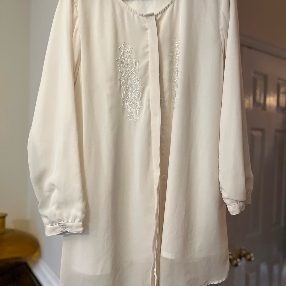Gently used loose fitting Artizara blouse. Button down front. Sz 2X fits like L